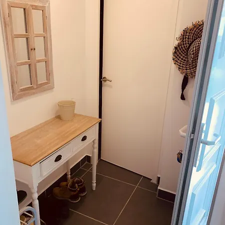 New Renovated Spacious 2 Bedroom Ac 300m From Lägenhet *