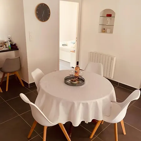 New Renovated Spacious 2 Bedroom Ac 300m From Lägenhet *