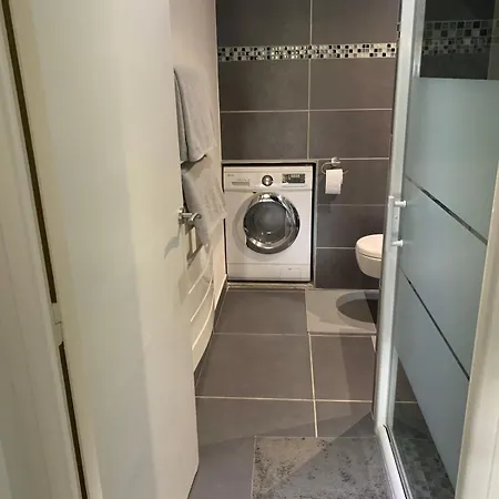 Lägenhet New Renovated Spacious 2 Bedroom Ac 300m From *