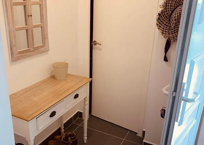 New Renovated Spacious 2 Bedroom Ac 300m From Apartamento *