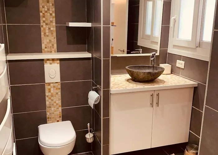 New Renovated Spacious 2 Bedroom Ac 300m From Juan-les-Pins