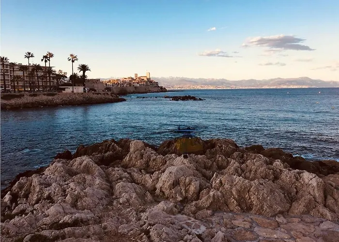 New Renovated Spacious 2 Bedroom Ac 300m From Juan-les-Pins