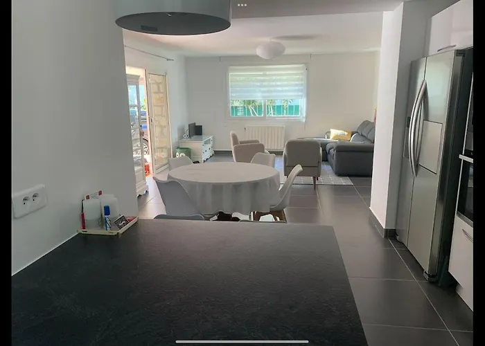 New Renovated Spacious 2 Bedroom Ac 300m From *