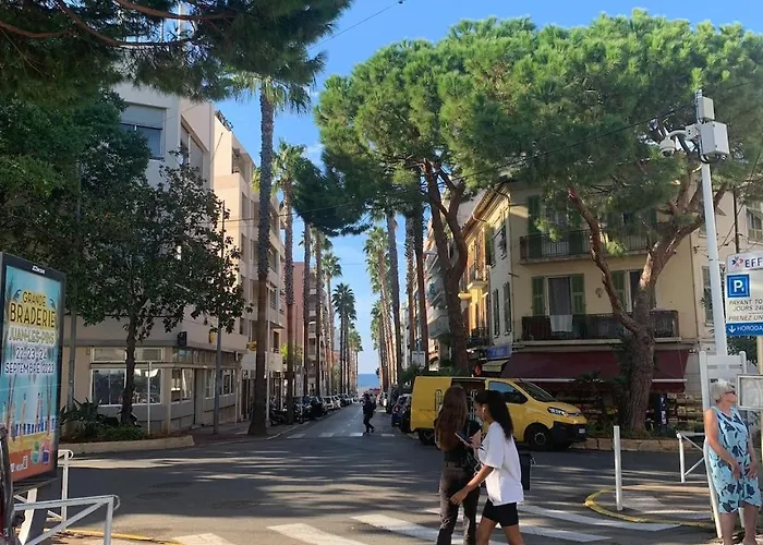 New Renovated Spacious 2 Bedroom Ac 300m From Apartamento