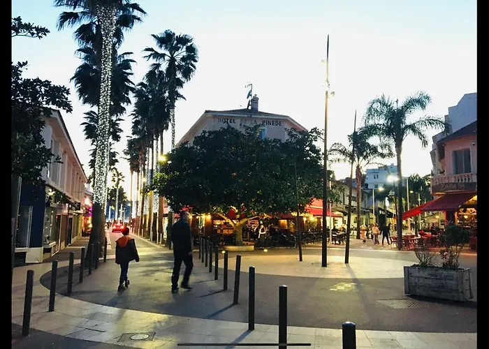 New Renovated Spacious 2 Bedroom Ac 300m From