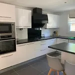 New Renovated Spacious 2 Bedroom Ac 300m From 公寓 *