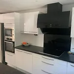 New Renovated Spacious 2 Bedroom Ac 300m From 公寓
