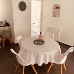 New Renovated Spacious 2 Bedroom Ac 300m From 公寓 *