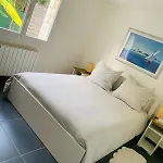 New Renovated Spacious 2 Bedroom Ac 300m From *