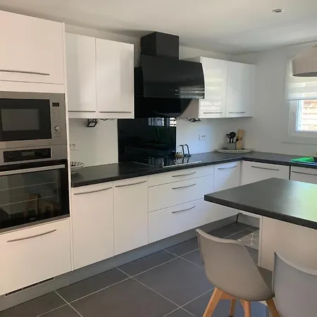 New Renovated Spacious 2 Bedroom Ac 300m From Apartman *