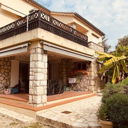 New Renovated Spacious 2 Bedroom Ac 300m From Apartment *