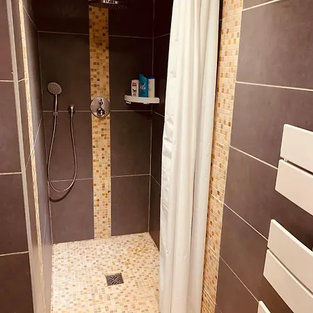 New Renovated Spacious 2 Bedroom Ac 300m From 公寓 胡安莱潘