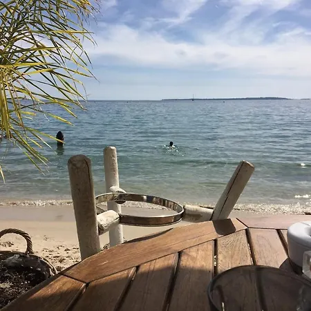 New Renovated Spacious 2 Bedroom Ac 300m From *