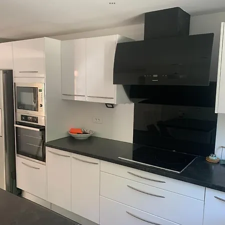 New Renovated Spacious 2 Bedroom Ac 300m From アパート