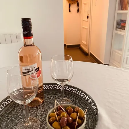 New Renovated Spacious 2 Bedroom Ac 300m From