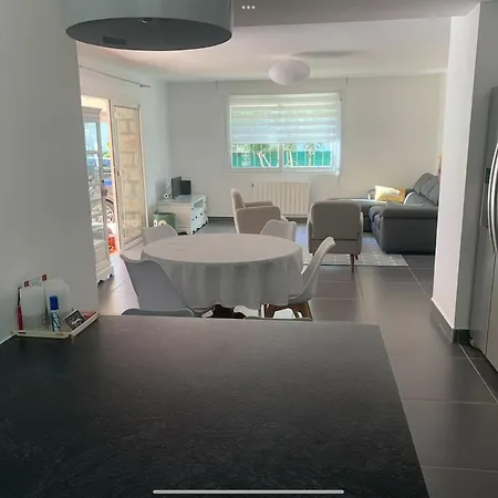 New Renovated Spacious 2 Bedroom Ac 300m From *