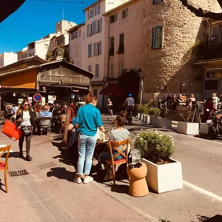 New Renovated Spacious 2 Bedroom Ac 300m From