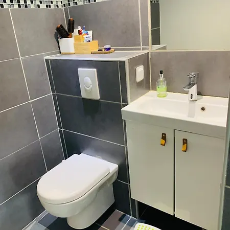 New Renovated Spacious 2 Bedroom Ac 300m From アパート *