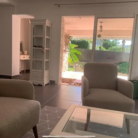 New Renovated Spacious 2 Bedroom Ac 300m From Apartment *