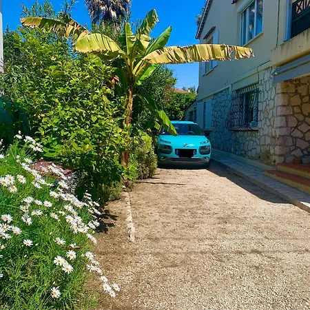 New Renovated Spacious 2 Bedroom Ac 300m From アパート