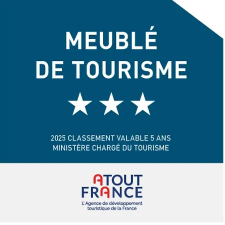 アパート New Renovated Spacious 2 Bedroom Ac 300m From *