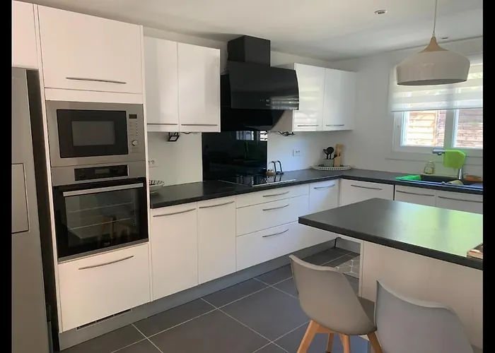 New Renovated Spacious 2 Bedroom Ac 300m From Apartmán *