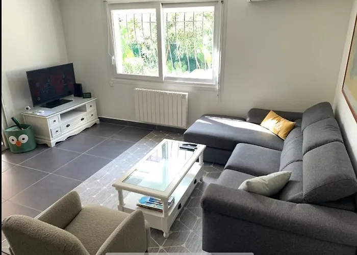 New Renovated Spacious 2 Bedroom Ac 300m From Juan-les-Pins